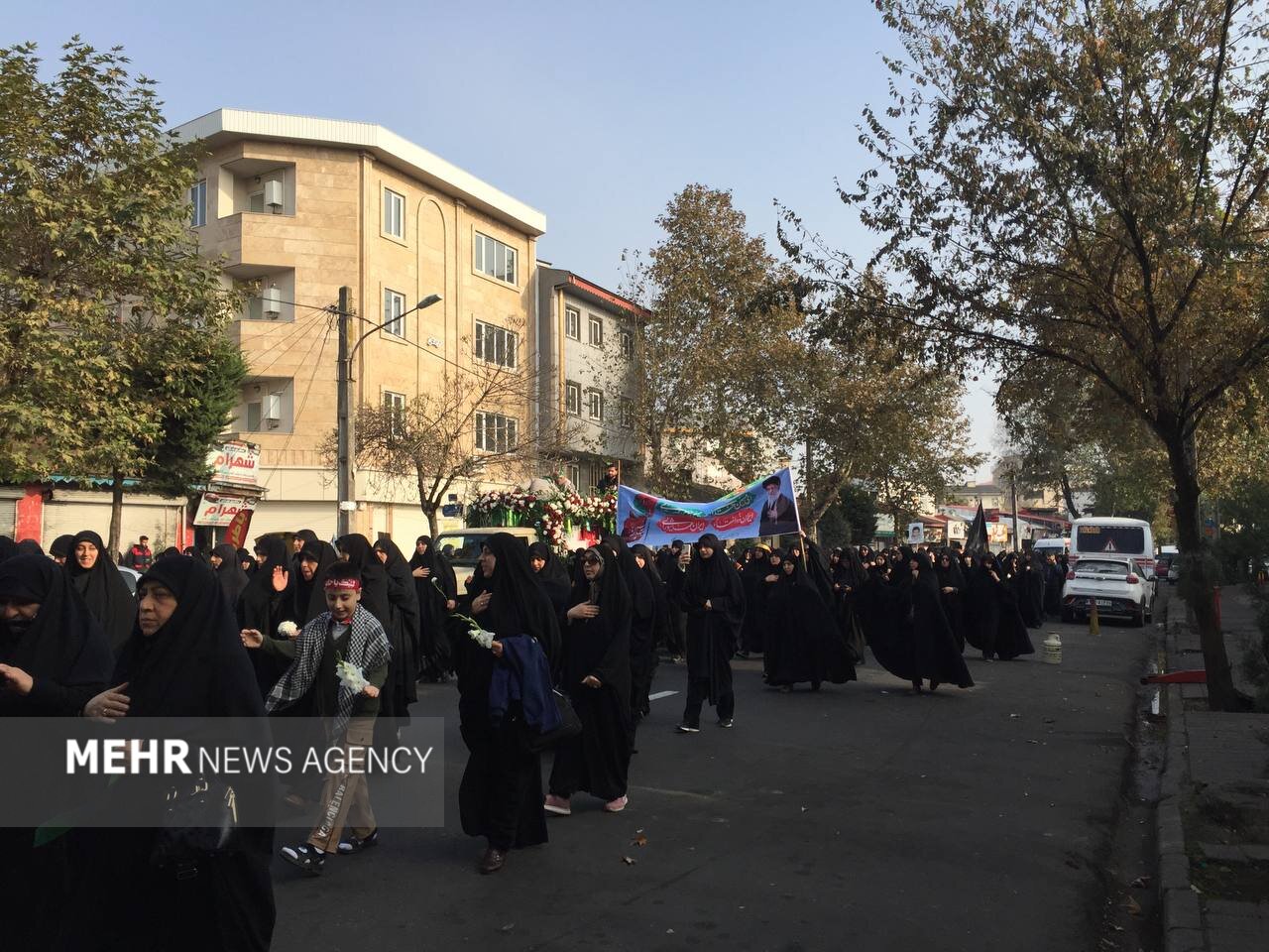 خروش «یا زهرا» در رشت؛ پیوند نام مادر و فرزندان در تشییع شهدای گمنام