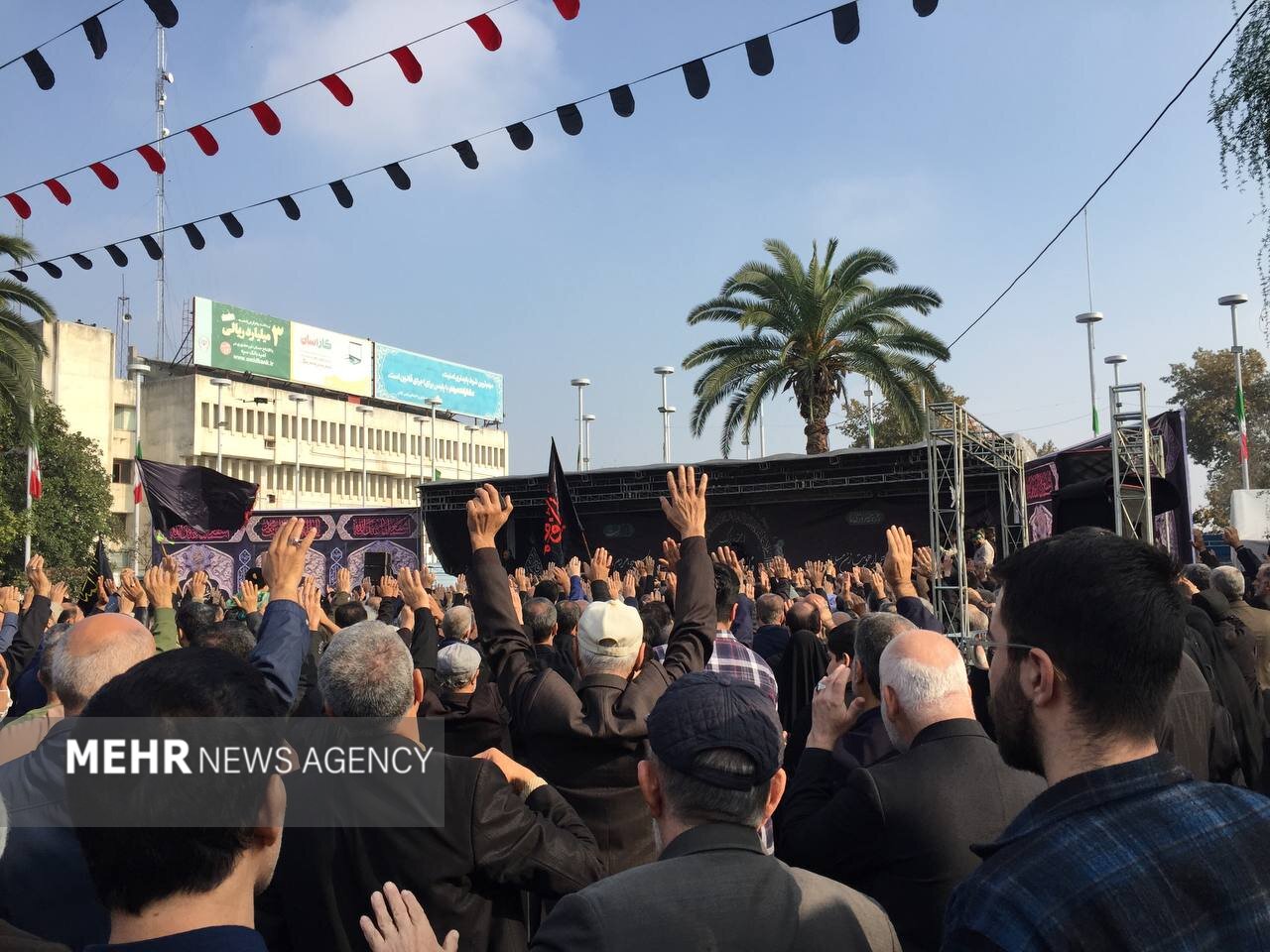 خروش «یا زهرا» در رشت؛ پیوند نام مادر و فرزندان در تشییع شهدای گمنام خروش «یا زهرا» در رشت؛ پیوند نام مادر و فرزندان در تشییع شهدای گمنام