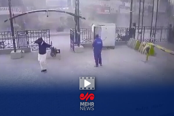 لحظه وقوع انفجار انتحاری در داخل نیروهای امنیتی در پیشاور پا ...