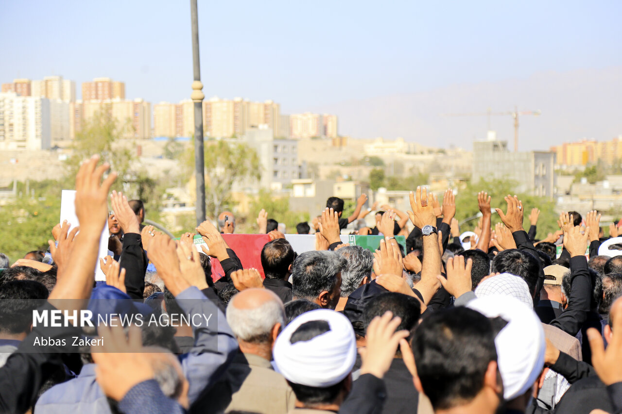 تصاویر هوایی از تشییع شهدای گمنام در بندرعباس