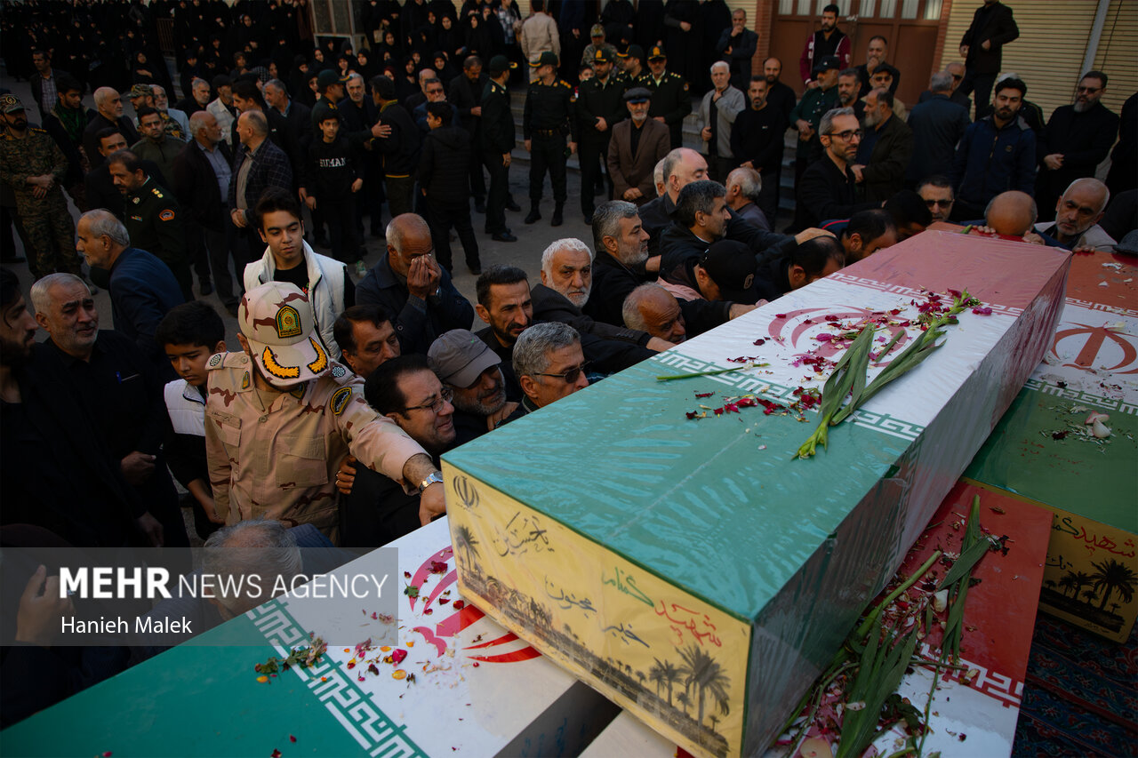 ورود پیکرهای مطهر شهدای گمنام به گلستان شهدای اصفهان