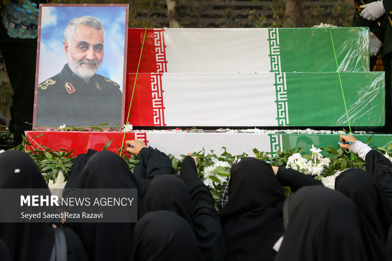 مراسم تشییع پیکرهای ۱۰۰ شهید گمنام دوران دفاع مقدس در تهران مراسم تشییع پیکرهای ۱۰۰ شهید گمنام دوران دفاع مقدس در تهران
