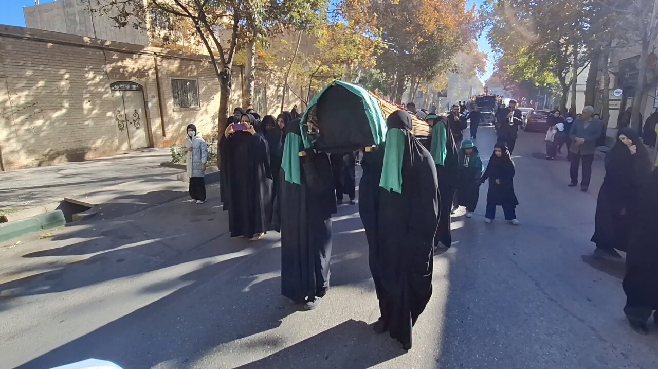 سینه‌زنی و زنجیرزنی مردم شاهرود در سوگ بانوی دو عالم