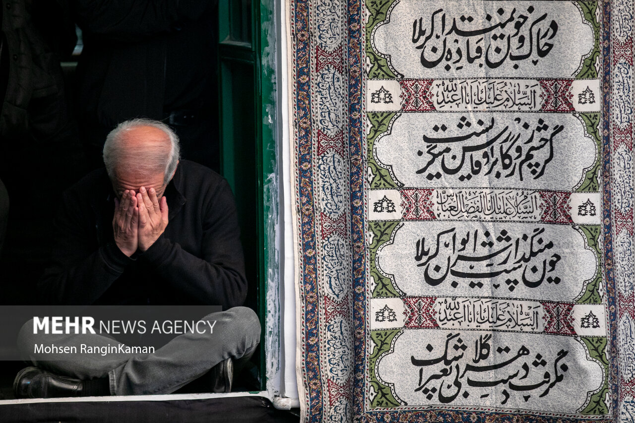 مراسم عزاداری روز شهادت حضرت زهرا (س) در حسینیه سادات اخوی مراسم عزاداری روز شهادت حضرت زهرا (س) در حسینیه سادات اخوی
