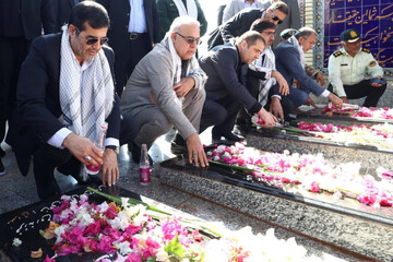 ادای احترام وزیر ورزش و جوانان به شهدای جزیره بوموسی