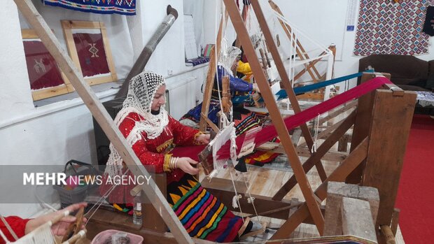 چادر شب قاسم‌ آباد؛ دستانی که تاریخ را می‌ بافند
