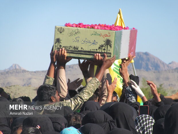 شهید خوشنام بر دستان مردم گوهران بشاگرد