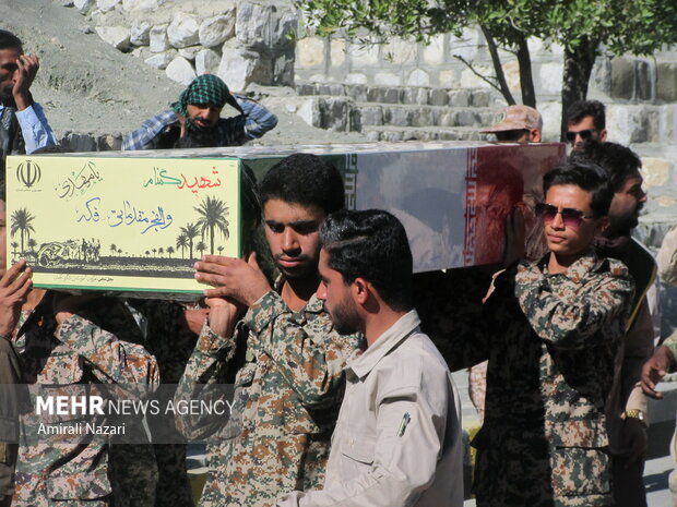 شهید خوشنام بر دستان مردم گوهران بشاگرد