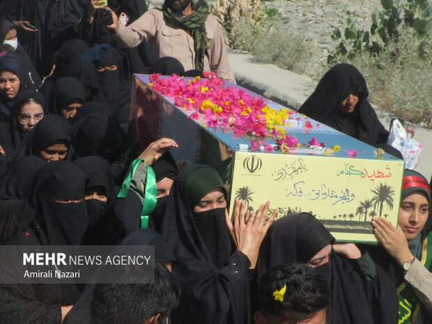 شهید خوشنام بر دستان مردم گوهران بشاگرد