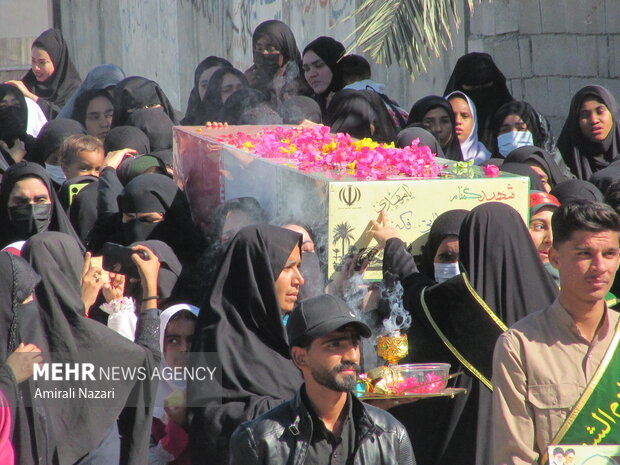 شهید خوشنام بر دستان مردم گوهران بشاگرد