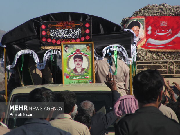 شهید خوشنام بر دستان مردم گوهران بشاگرد