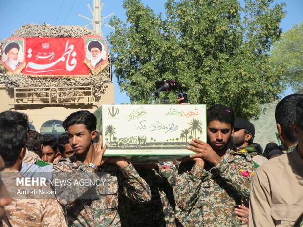 شهید خوشنام بر دستان مردم گوهران بشاگرد