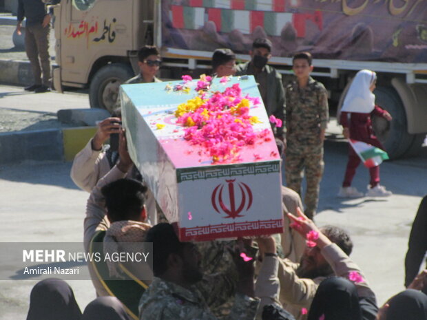 شهید خوشنام بر دستان مردم گوهران بشاگرد