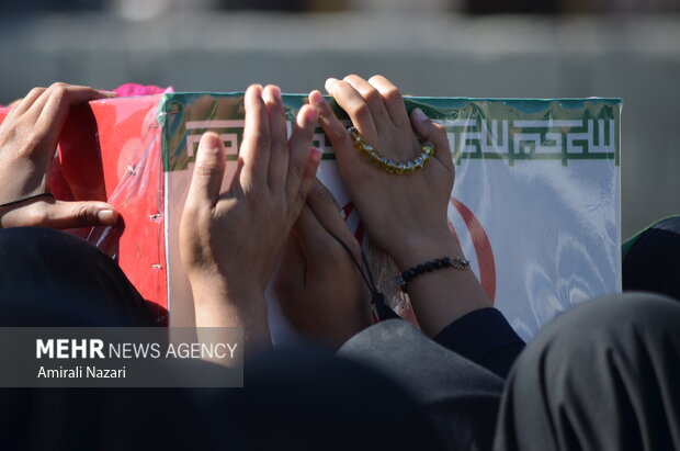 شهید خوشنام بر دستان مردم گوهران بشاگرد