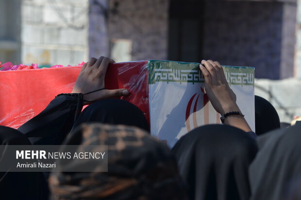 شهید خوشنام بر دستان مردم گوهران بشاگرد