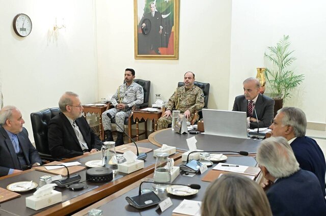 لاريجاني يلتقي رئيس الوزراء الباكستاني