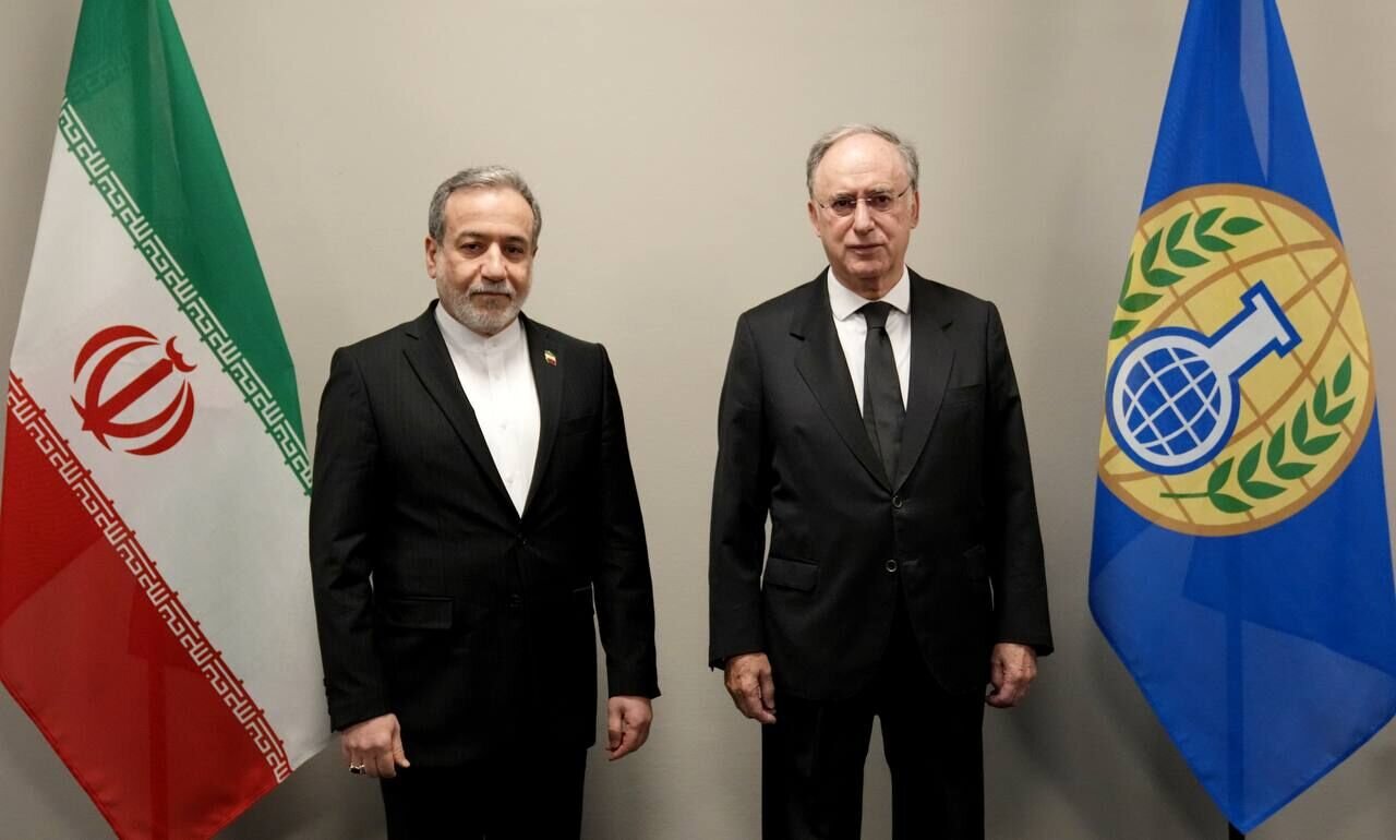 Iran FM meets OPCW director-general in The Hague