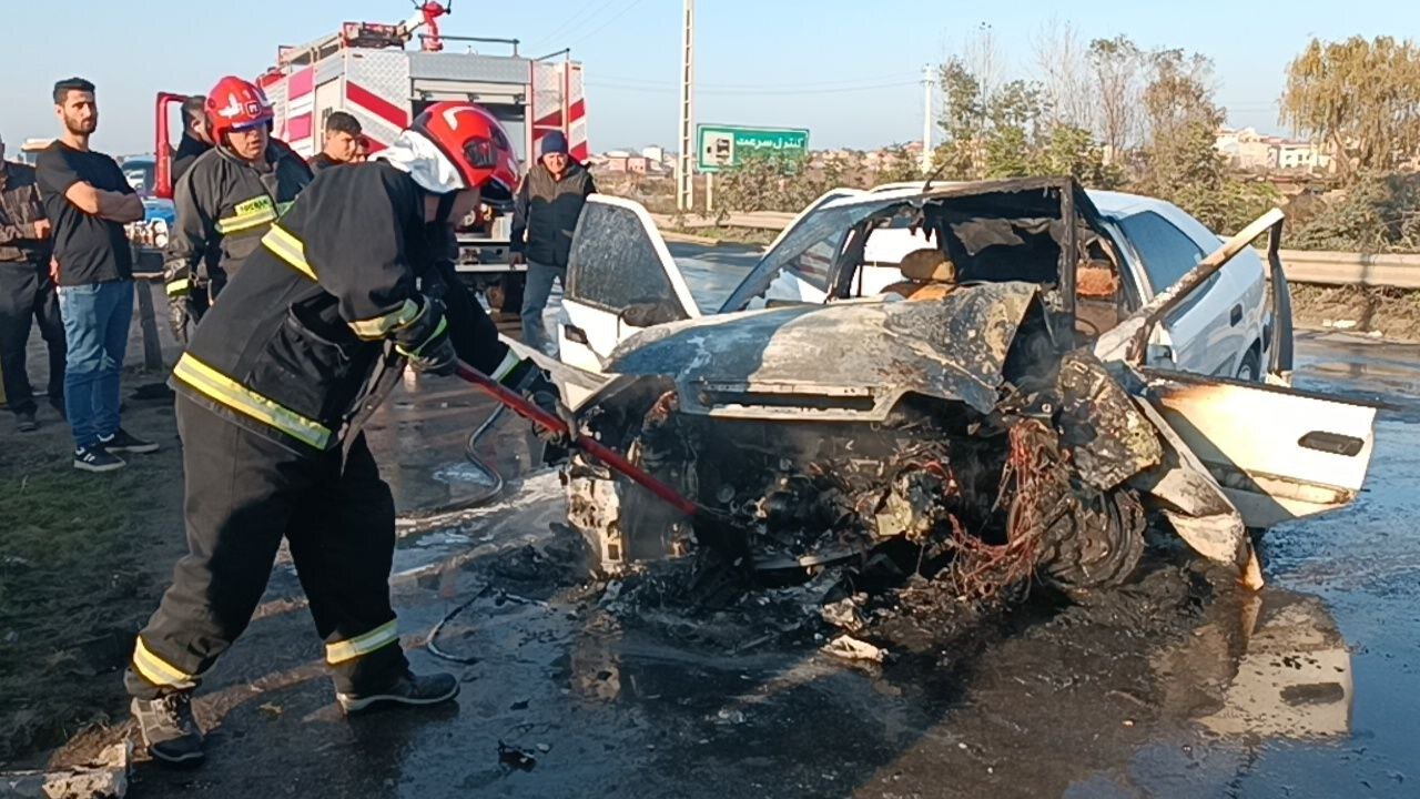 حادثه رانندگی در کمربندی آستارا؛ زانتیا در آتش سوخت