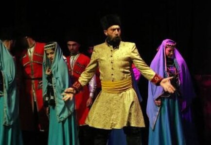 Köroğlu Tebriz'de tiyatro sahnesinde