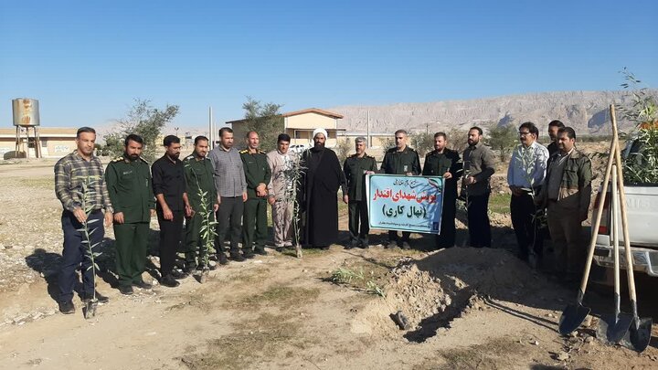 ۳۰۰ نهال به یاد شهدای اقتدار در دهلران غرس شد