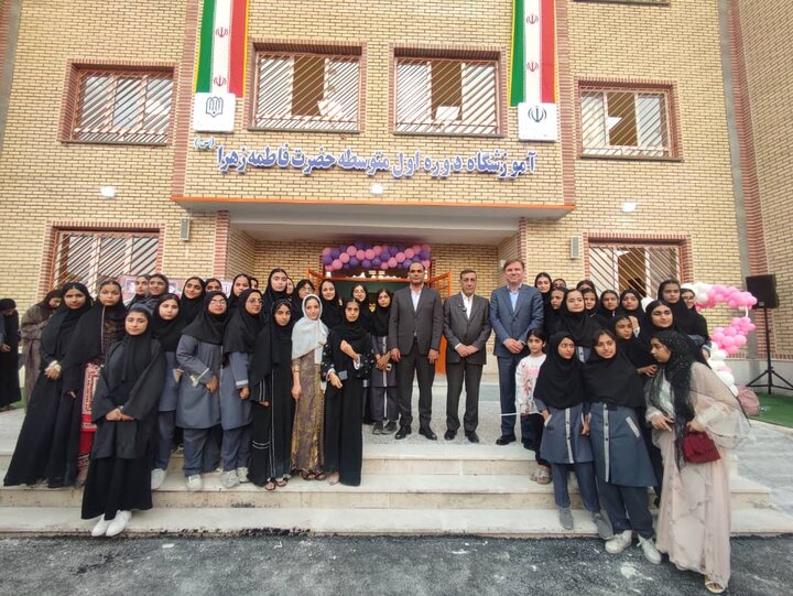معاون رئیس جمهور یک مدرسه در عسلویه افتتاح کرد