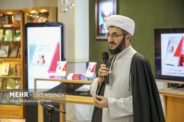 رونمایی از «شاخص‌های انقلابی‌گری در اندیشه امام خامنه‌ای و سیره شهدای شاخص انقلاب اسلامی»