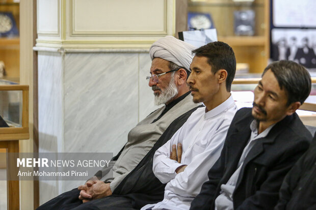 رونمایی از «شاخص‌های انقلابی‌گری در اندیشه امام خامنه‌ای و سیره شهدای شاخص انقلاب اسلامی»