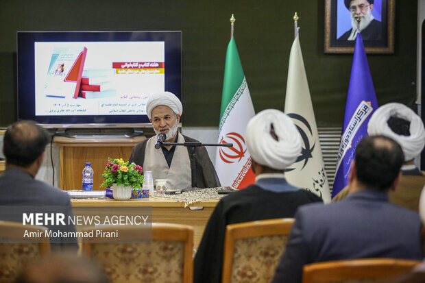 رونمایی از «شاخص‌های انقلابی‌گری در اندیشه امام خامنه‌ای و سیره شهدای شاخص انقلاب اسلامی»