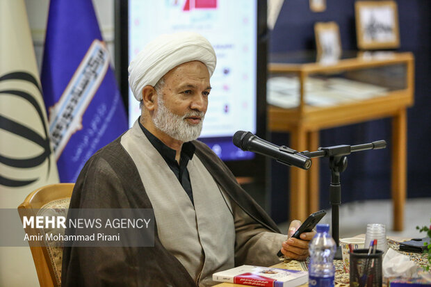 رونمایی از «شاخص‌های انقلابی‌گری در اندیشه امام خامنه‌ای و سیره شهدای شاخص انقلاب اسلامی»