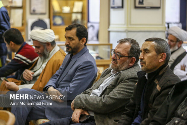 رونمایی از «شاخص‌های انقلابی‌گری در اندیشه امام خامنه‌ای و سیره شهدای شاخص انقلاب اسلامی»