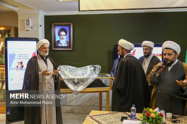 رونمایی از «شاخص‌های انقلابی‌گری در اندیشه امام خامنه‌ای و سیره شهدای شاخص انقلاب اسلامی»