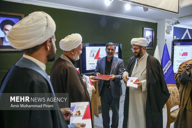 رونمایی از «شاخص‌های انقلابی‌گری در اندیشه امام خامنه‌ای و سیره شهدای شاخص انقلاب اسلامی»