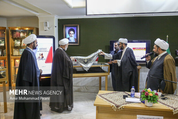 رونمایی از «شاخص‌های انقلابی‌گری در اندیشه امام خامنه‌ای و سیره شهدای شاخص انقلاب اسلامی»