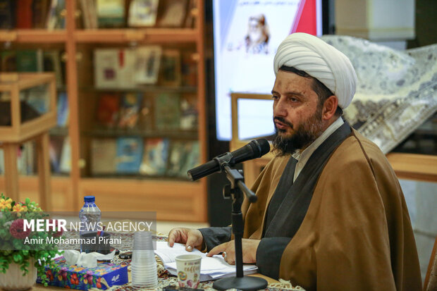 رونمایی از «شاخص‌های انقلابی‌گری در اندیشه امام خامنه‌ای و سیره شهدای شاخص انقلاب اسلامی»