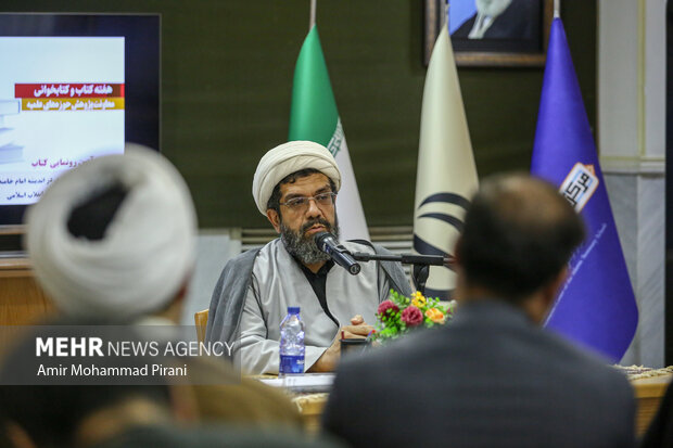 رونمایی از «شاخص‌های انقلابی‌گری در اندیشه امام خامنه‌ای و سیره شهدای شاخص انقلاب اسلامی»