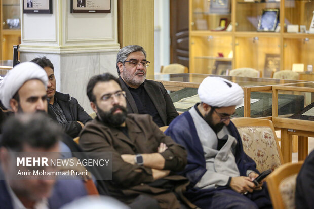 رونمایی از «شاخص‌های انقلابی‌گری در اندیشه امام خامنه‌ای و سیره شهدای شاخص انقلاب اسلامی»