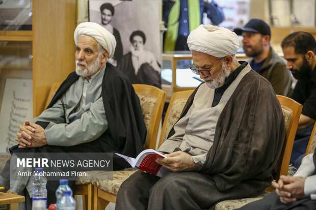 رونمایی از «شاخص‌های انقلابی‌گری در اندیشه امام خامنه‌ای و سیره شهدای شاخص انقلاب اسلامی»