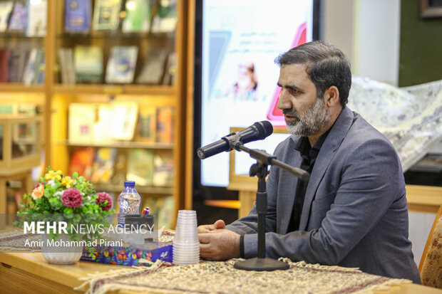 رونمایی از «شاخص‌های انقلابی‌گری در اندیشه امام خامنه‌ای و سیره شهدای شاخص انقلاب اسلامی»