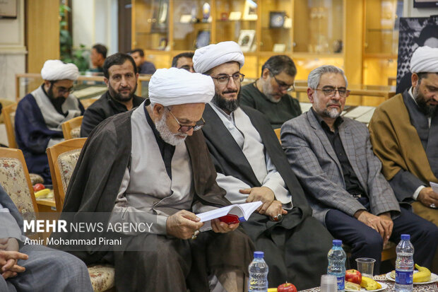 رونمایی از «شاخص‌های انقلابی‌گری در اندیشه امام خامنه‌ای و سیره شهدای شاخص انقلاب اسلامی»