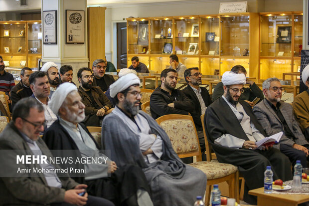 رونمایی از «شاخص‌های انقلابی‌گری در اندیشه امام خامنه‌ای و سیره شهدای شاخص انقلاب اسلامی»