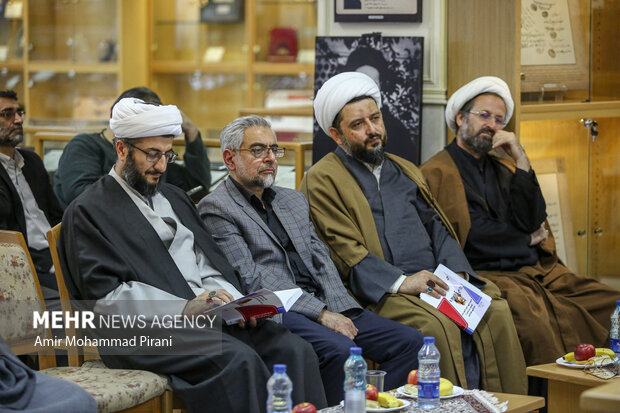 رونمایی از «شاخص‌های انقلابی‌گری در اندیشه امام خامنه‌ای و سیره شهدای شاخص انقلاب اسلامی»