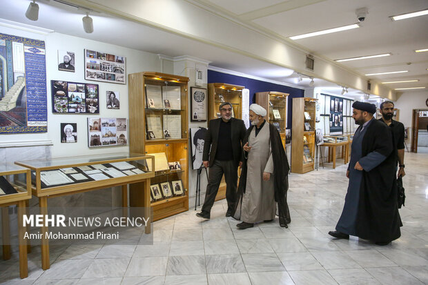 رونمایی از «شاخص‌های انقلابی‌گری در اندیشه امام خامنه‌ای و سیره شهدای شاخص انقلاب اسلامی»