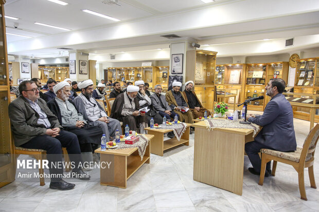 رونمایی از «شاخص‌های انقلابی‌گری در اندیشه امام خامنه‌ای و سیره شهدای شاخص انقلاب اسلامی»