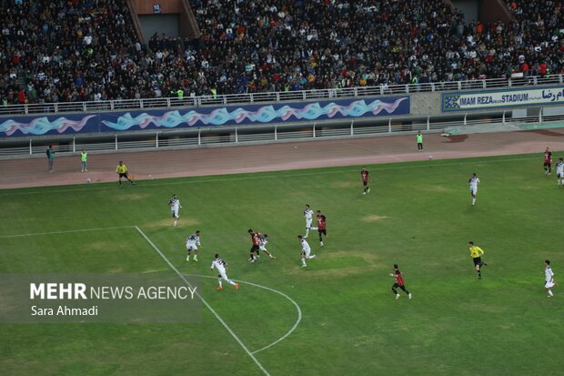 حضور بانوان در ورزشگاه امام رضا(ع)
