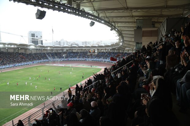 حضور بانوان در ورزشگاه امام رضا(ع)
