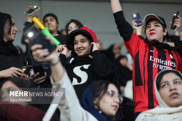 حضور بانوان در ورزشگاه امام رضا(ع)