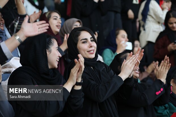حضور بانوان در ورزشگاه امام رضا(ع)