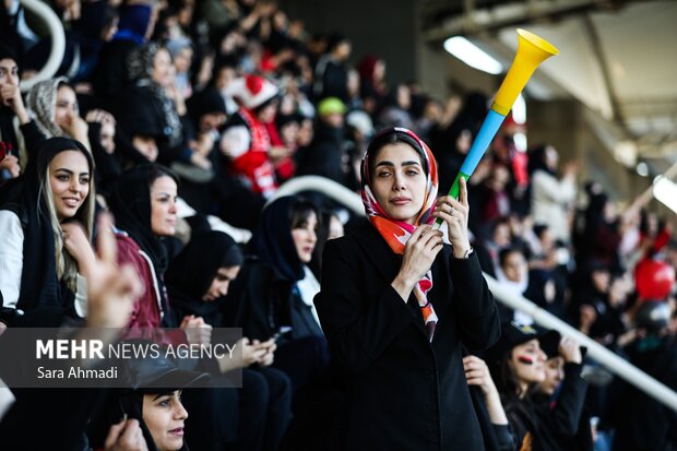 حضور بانوان در ورزشگاه امام رضا(ع)