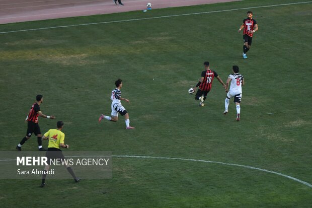 حضور بانوان در ورزشگاه امام رضا(ع)