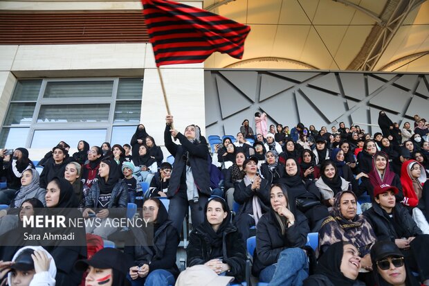 حضور بانوان در ورزشگاه امام رضا(ع)